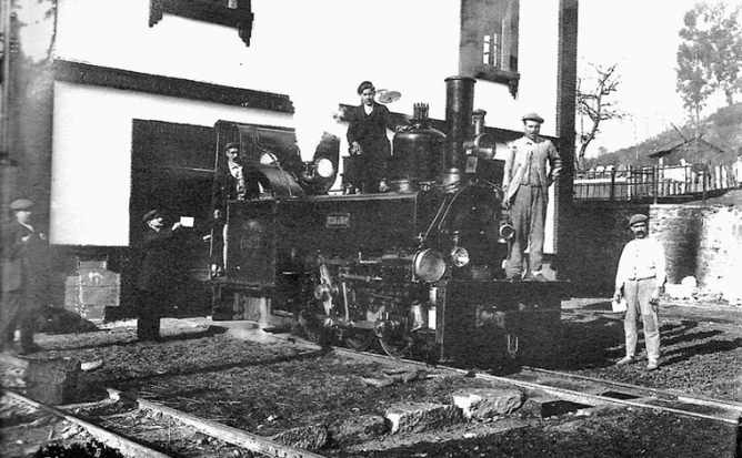  Locomotora en Ujo , Mieres , año 1915, fondo Telesforo G. Infanzon