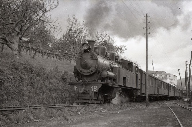 Ferrocarril de La Robla, tren entrando en Valmaseda, foto Trevor Rowe