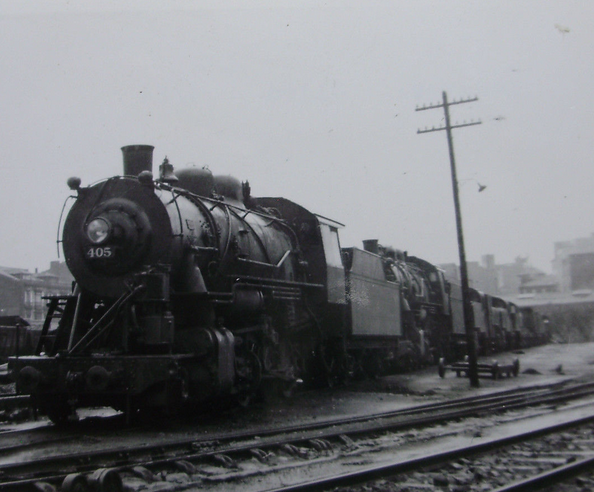 Ferrocarril de Langreo , locomotoras apartadas encabezadas por la 405, c.1950, fotografo desconocido