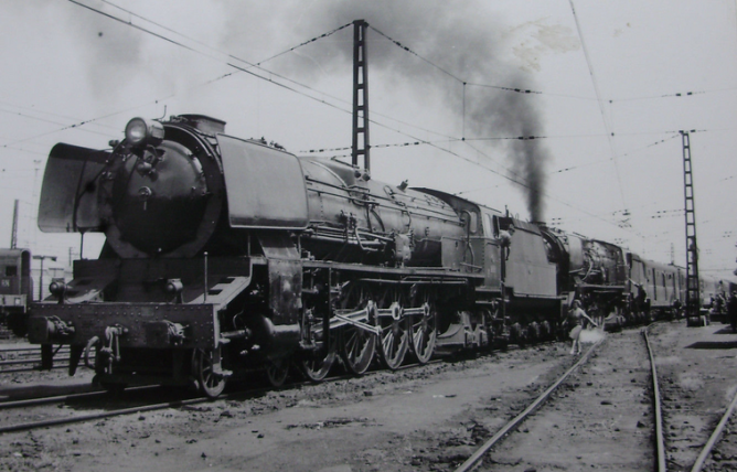 Miranda de Ebro, doble traccion en el Iberia Expreso, de las locomotoras 242-2004 y 242-2001 el 3 de mayo de 1964, fotografo desconocido