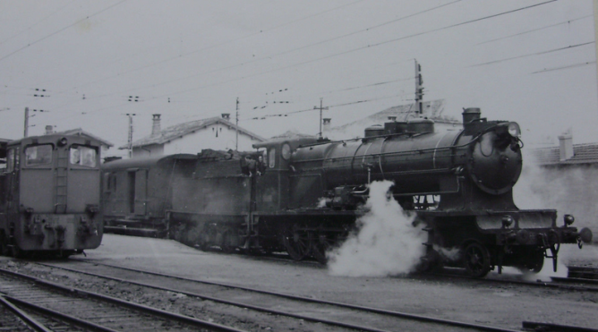 Miranda , tren de Bilbao a Zaragoza remolcado por la 240-4004 , c. 1960, fotografo desconocido