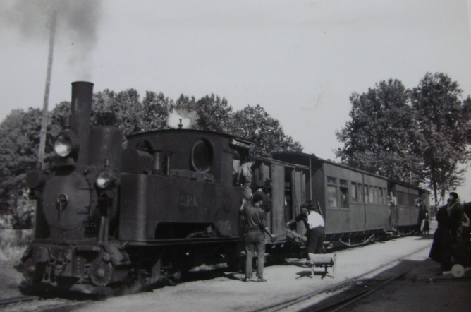 Sant Feliu de Guixols a Gerona , unidad de tren con la locomotira nº 1, c. 1953 +