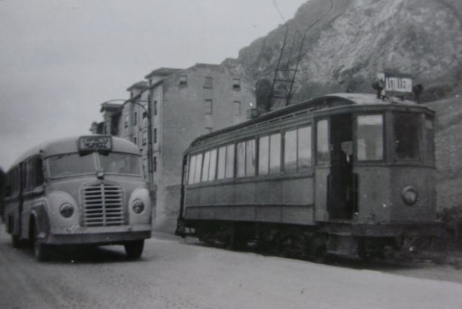 Tranvia de Santander a Astillero, c. 1950 con un coche de la empresa Muñoz