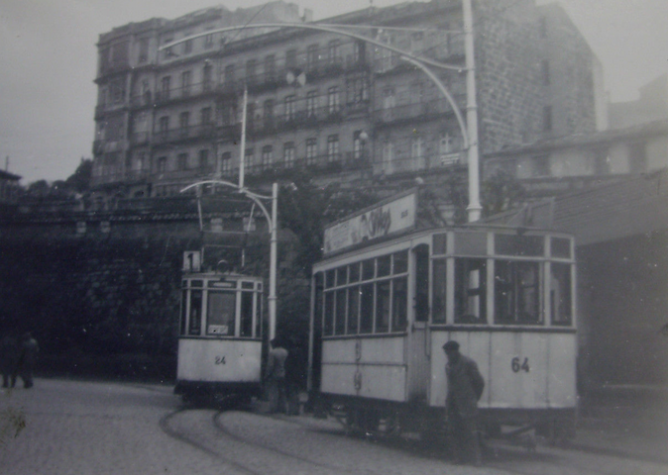Tranvias de Vigo , coches 64 y 24 en la linea 1, c.1950, fotografo desconocido