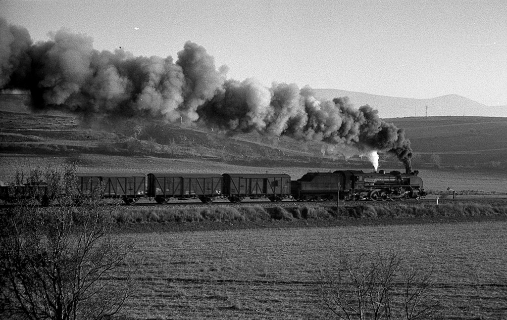 Línea de Castejón á Soria, febrero 1973, locomotoras141F2400_i_141F2273 Fondo JB