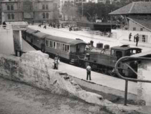 Locomotora del Vasco Navarro en Bermeo, mayo 1958, foto Emilio Escudero