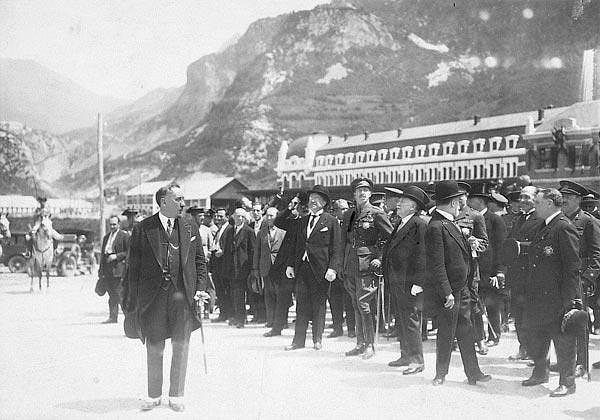 Alfonso XIII inaugura la estacion internacional de Canfranc