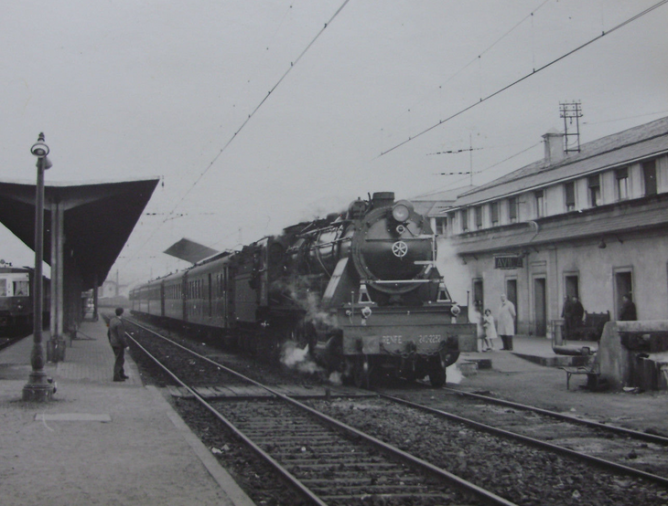 Avila, locomotora 240-2232 (ex Oeste de España) a la cabeza del directo de Madrid a Salamanca, el 30 de abril de 1963