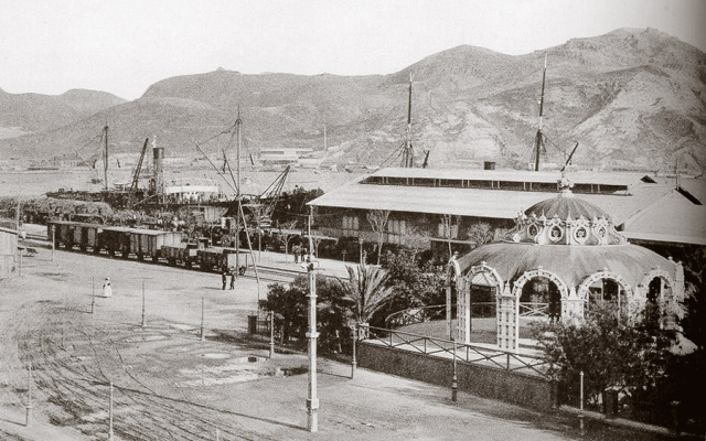 Cartagena a la Union , material ferroviario en el muelle de Cartagena , fondo c.A.