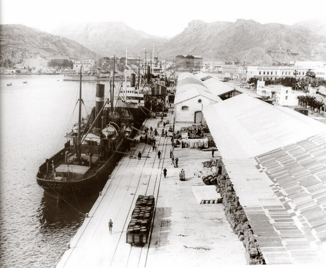 Cartagena a la Union , vias del muelle comercial, puerto de Cartagena, fondo C.A.