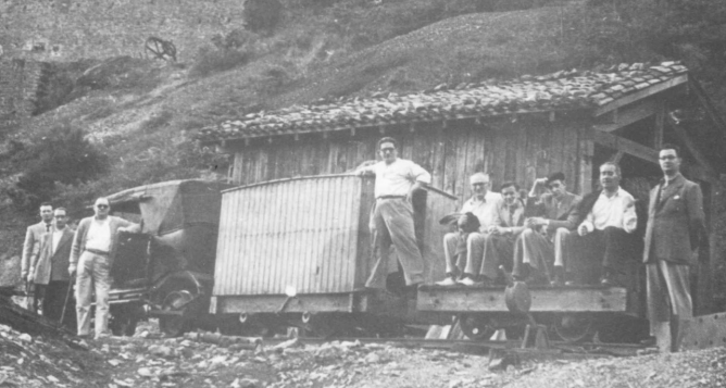 Composición de un tren minero en Arditurri, con el automovil adaptado. Pedro Perez Amuchastegui