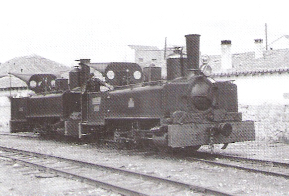 Deposito, dos locomotoras del Villalba a Berrocal- foto Juan Bautista Cabrera, coeccion Javier Aranguren Meledo