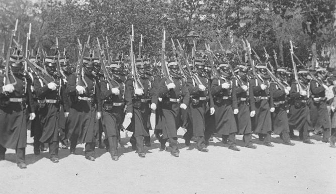 Desfile de tropas del Regimiento de Ferrocarriles, c. 1900, foto Aurelio de Colmenares, fondo Fototeca del P.H.