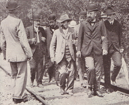 Donato Gomez Trevijano, con baston , concesionario del Ferrocarril de Alcoy Gandia