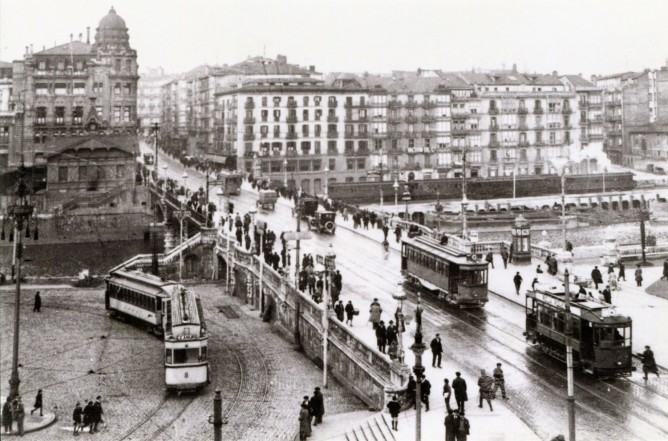 El Arenal de Bilbao , a la izquierda una unidad del Tranvia de Bilbao a Durango y Arratia, fondo MVF