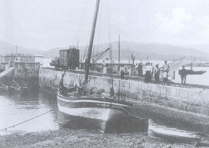 El tranvia en el muelle del Este en Marin, foto Archivo Autoridad Portuaria de Marin