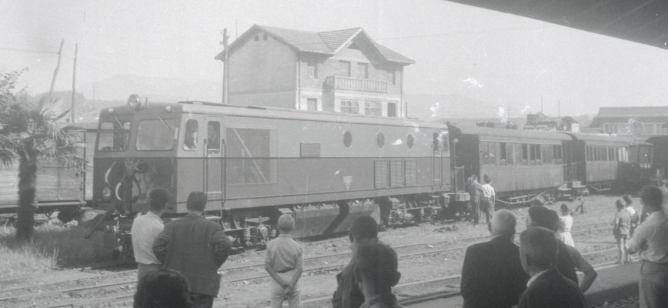 Estación de Guernica, locomotora Creusot Serie 1151-1160 con coches unificados Estado