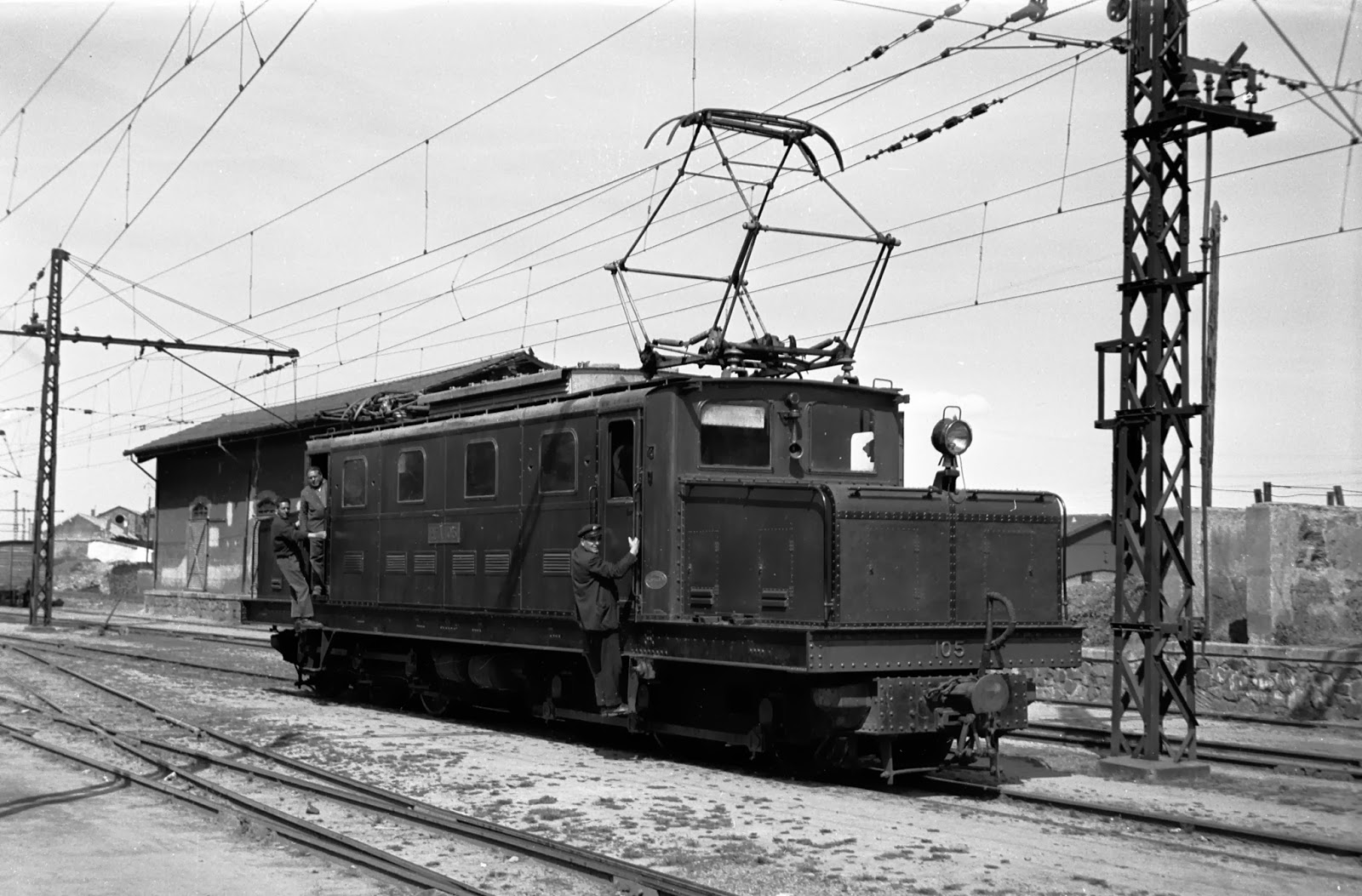 Estación de Puetollano con la locomotora cocodrilo serie 105, foto Jeremy Wiseman
