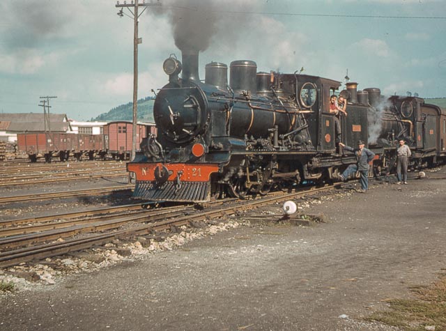 Ferrocarril del Cantabrico 2,octubre 1957, locomotora Mortera, en Torrelavega , Foto Charles F. Firminger