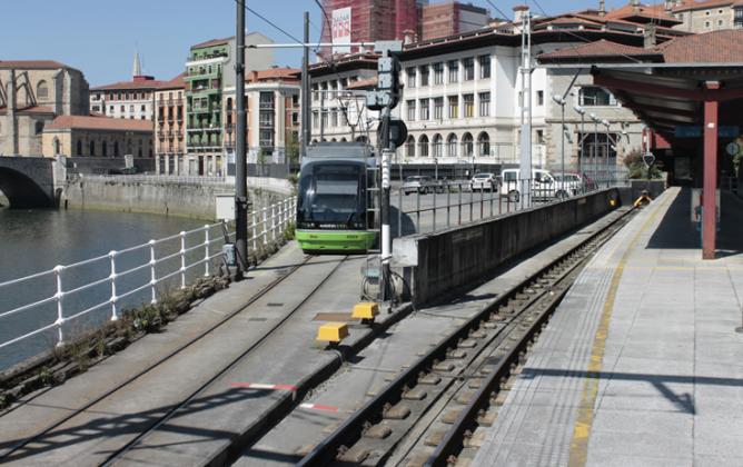 Tranvia de Bilbao , en Atxuri, fondo VeT