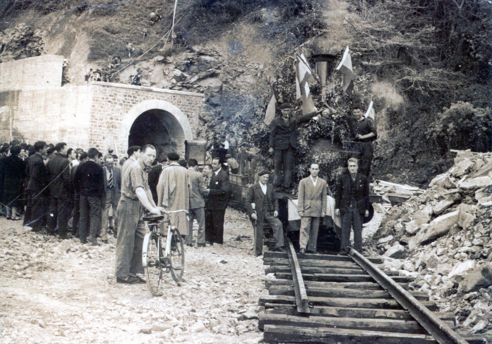 Llegada de la primera locomotora a Bermeo , fondo J.J. Olaizola