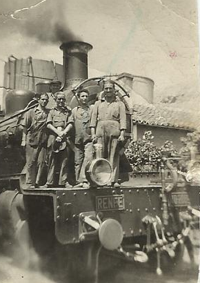 Locomotora 140-2009, con personal en el deposito de Granada, fondo Rafel Villa