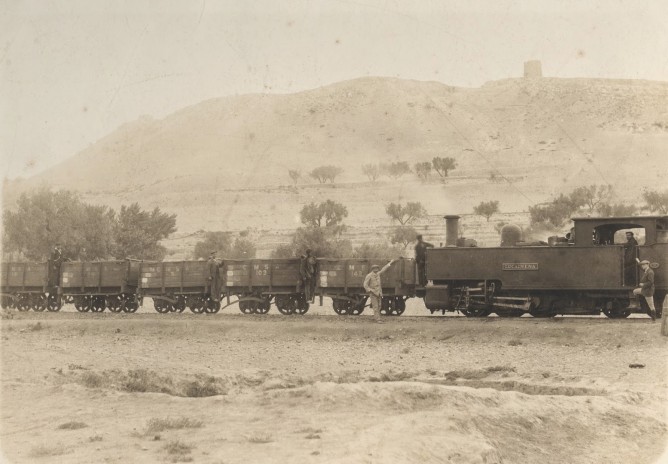 Locomotora Lucairena, ferrocarril de Sierra Alhanmilla, fondo MVF