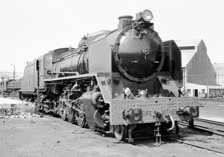 Locomotora Mikado 141.F.2243, en el deposito de Soria, foto Martin Dietrich, fondo MVF