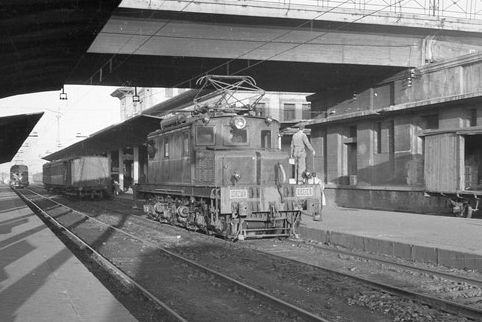 Locomotora Norte 6106, estacion de Oviedo, foto Juan Bta cabera , archivo MVF