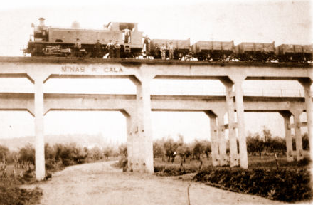 Locomotora ZUFRE en el viaducto del Cargadero de San Juan de Aznalfarache. Fondo Alcazar