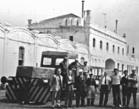 Locomotora y personal de la factoria, junto a la fachada , Archivo bolg de Paco Egea