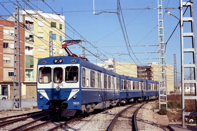 Metro de Valencia , unidad ex FEVE, serie 3600, en agosto de 1982, a su paso por TORRENT, fondo Enrique Andres Gramage