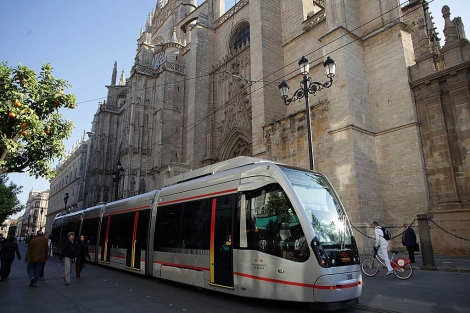Metrocentro en Sevilla a su paso junto a la Catedral, foto Fernando Ruso
