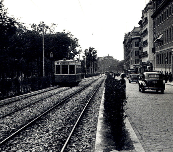 Paseo del Prado en 1949, al fondo la estacion de Atocha