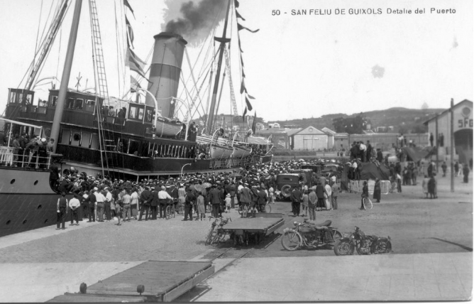 Puerto de Sant Feliu de Guixols coches Bateas y al fondo a la derecha el tinglado del SFG, postal comercial