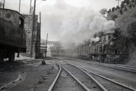 Fc de la Robla, tren entrando en Balmaseda , Foto Trevor Rowe