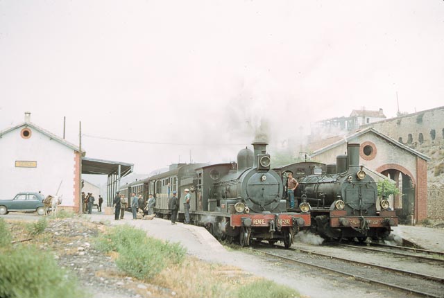 Estacion de Serón , mayo de 1966, locomotoras 130-2142 y 040-2366, foto James F. Jarvis