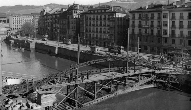 Tranvias en Bilbao, y reconstruccion del puente de la Ribera, año 1938, foto Paramo