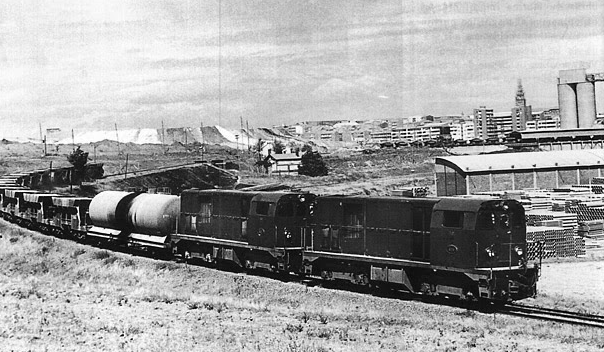 tren-de-arganda-a-su-paso-por-vicalvaro-c-1970-foto-jordi-valero