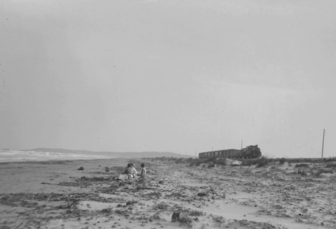Tren de ESA , bordeando la Playa de San Juan , Archivo R. Vernacci, Fondo Fototeca del P.H.