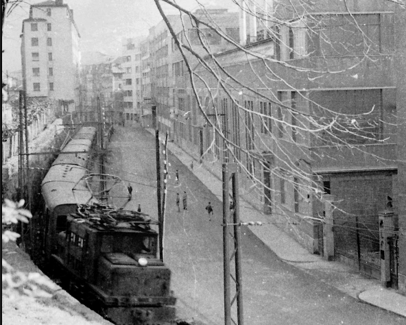 Unidad de Vascongados,cruzando el casco urbano de Eibar, año 1971, foto Plazaola