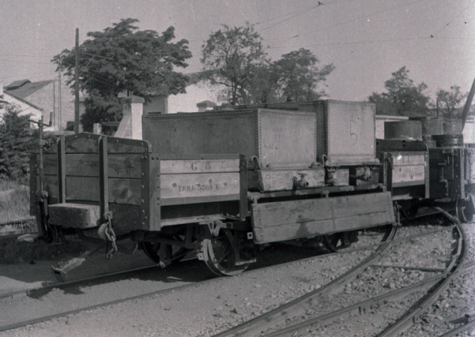 Vagon de bordes bajos Serie G , con depositos. Foto M. Salinas