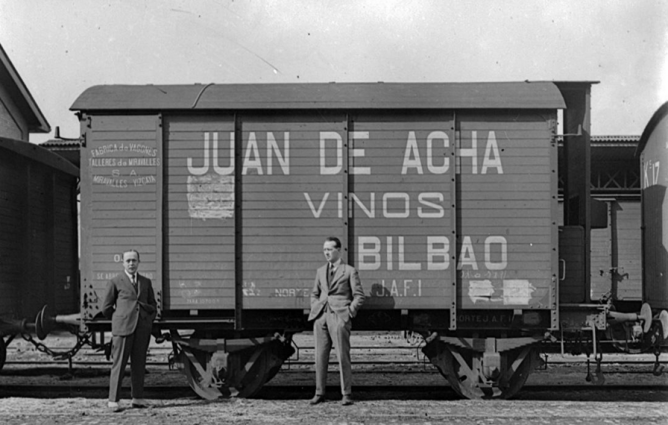 Vagon fabricado por Talleres Miravalles, cia del Norte, vinos Juan de Acha , foto El Liberal