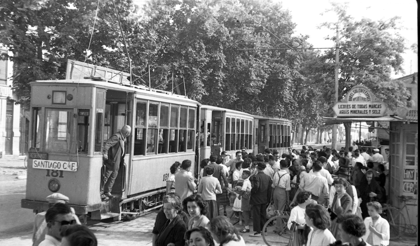 Tranvia especial entre vValencia y Maniese , en la calle Guillem de Castro, foto Gadea, Archivo Municipal de Manise