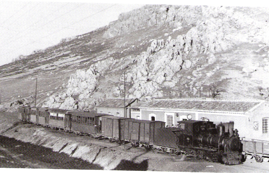 Tren con la nº 6 "Asturias" , en cabeza, abril 1962, foto Tevor Rowe