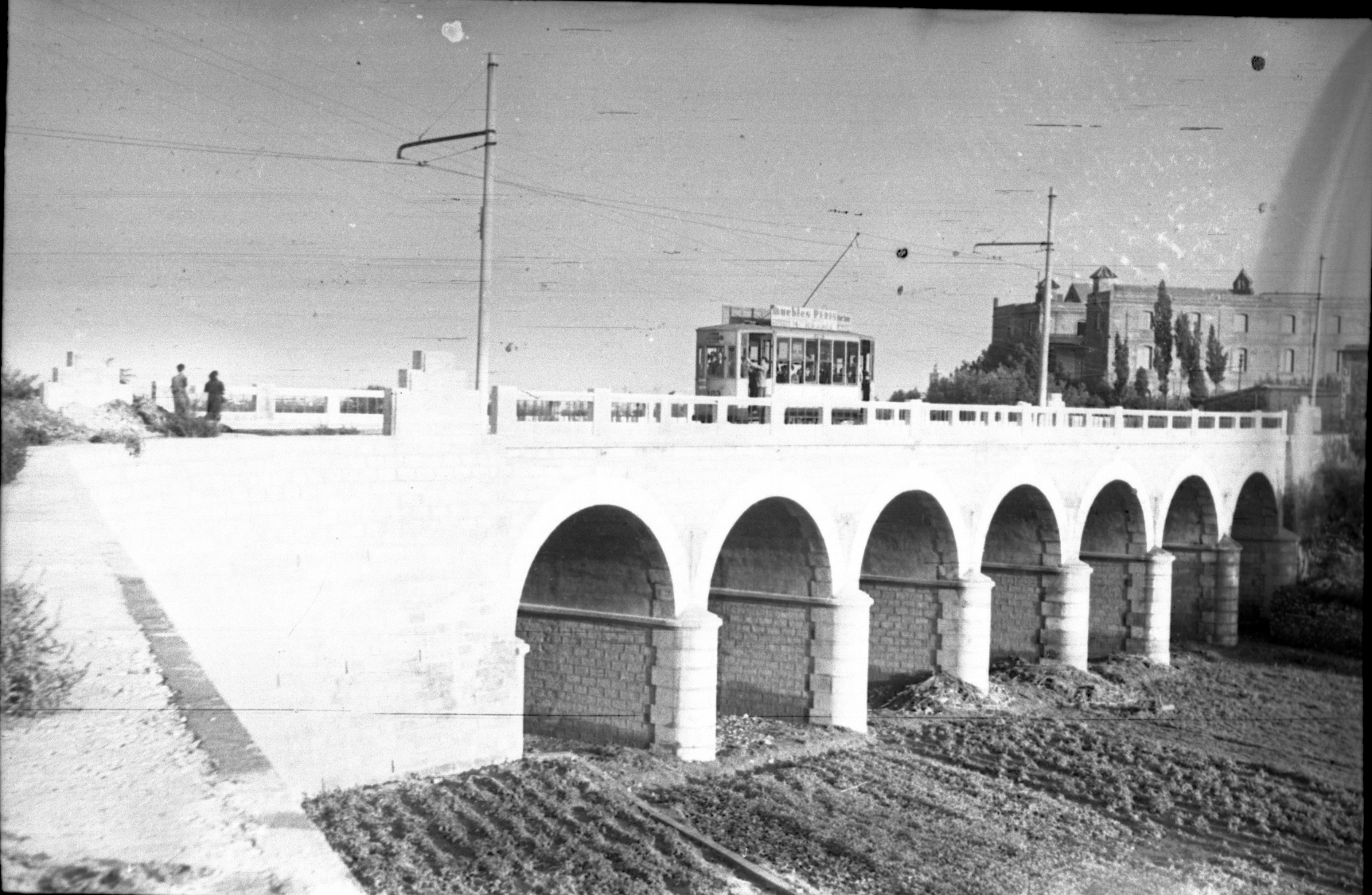 Tranvia de la linea 22, atravesanto el puente del Barranquet, entre Manises y Cuart de Poblet, foto Gadea, Archivo Municipal de Manise