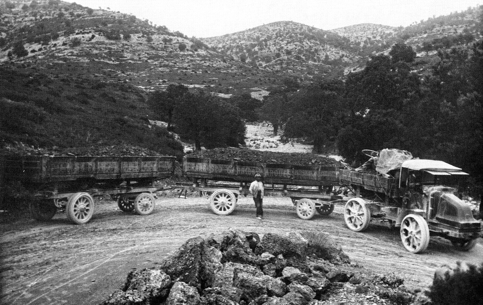 Auto-tren en ruta de regrso a Castell de Cabres, foto fondo : José Sánchez