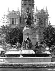 Monumento al Marques de Campo frente al Ayuntamiento de Valencia