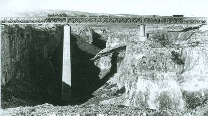 Viaducto sobre el barranco de la Hoz, foto: Heraldo de Aragon, fondo:
