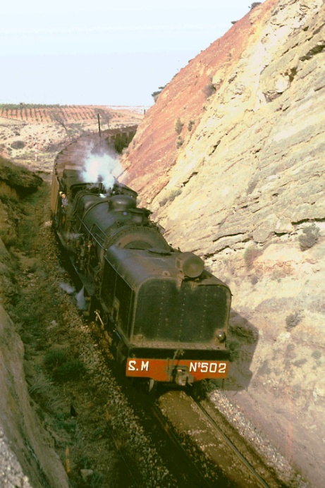 Tren de mineral descendente cerca de Caudiel con la locomotora 502, 